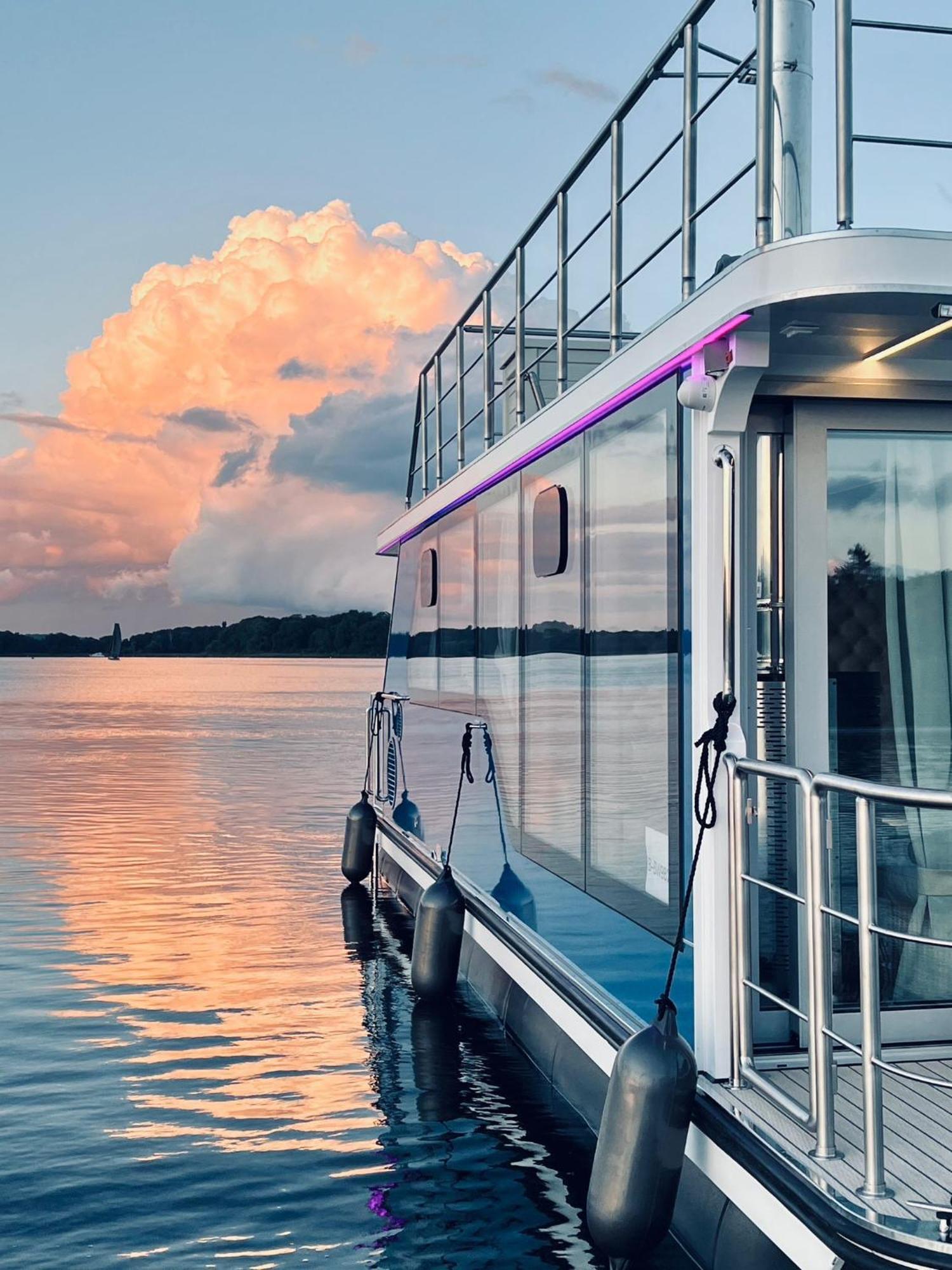 Nena Hausboot Ботель